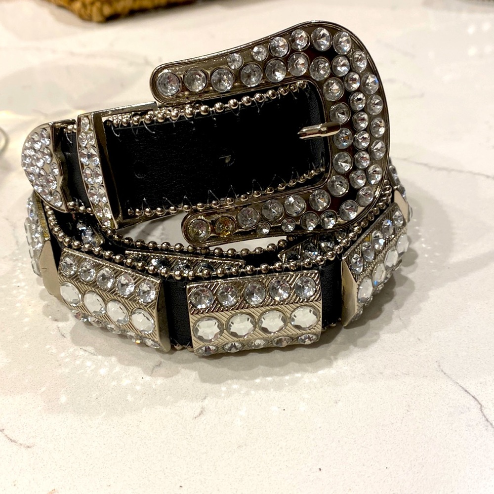 Women’s western belt with rhinestone detail.